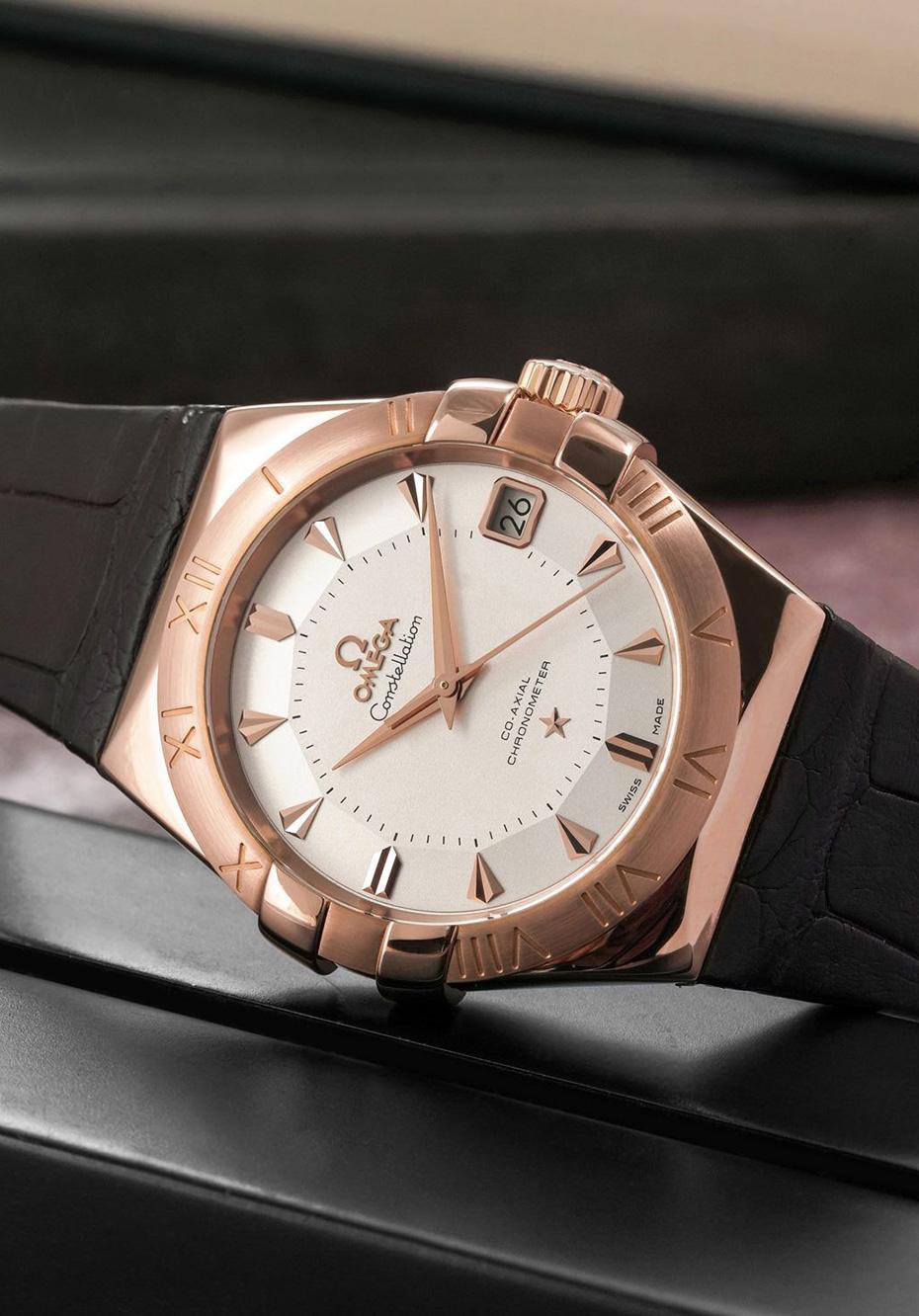 Omega’s Constellation has long been the maison’s signature of sensual elegance. The 38mm rose gold case retains the iconic claws gripping the bezel, while polished edges play with light against a refined brown alligator strap.