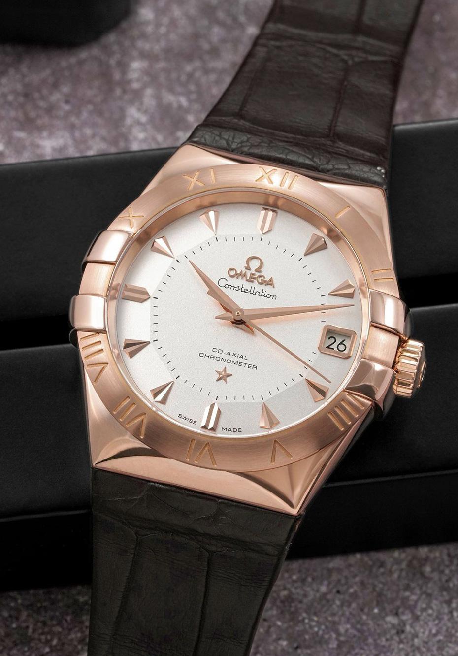 Omega’s Constellation has long been the maison’s signature of sensual elegance. The 38mm rose gold case retains the iconic claws gripping the bezel, while polished edges play with light against a refined brown alligator strap.