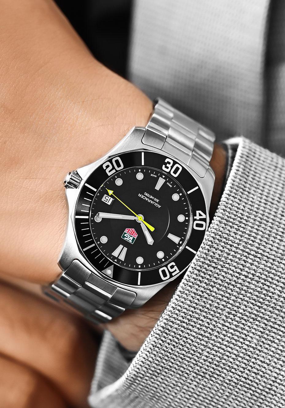The TAG Heuer Aquaracer is a line of diver watches that can readily endure the most demanding sailing conditions. These watches also boast a stylish, sporty look that makes them perfect for daily wear