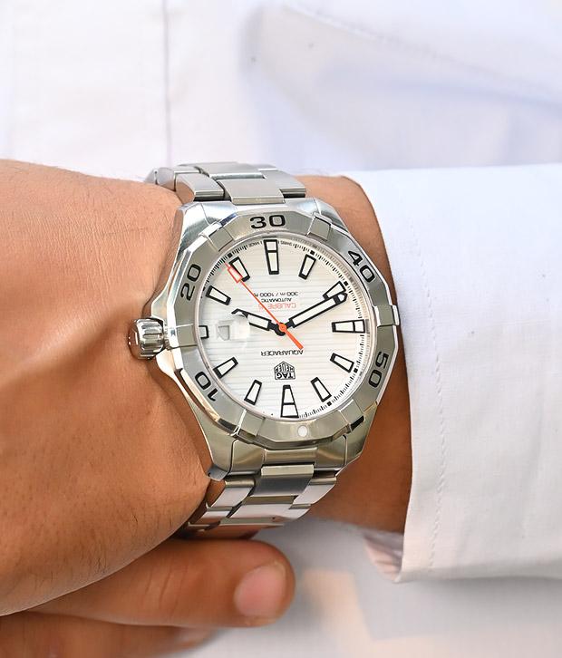 The TAG Heuer Aquaracer is a line of diver watches that can readily endure the most demanding sailing conditions. These watches also boast a stylish, sporty look that makes them perfect for daily wear