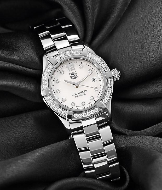 The TAG Heuer Aquaracer is a line of diver watches that can readily endure the most demanding sailing conditions. These watches also boast a stylish, sporty look that makes them perfect for daily wear