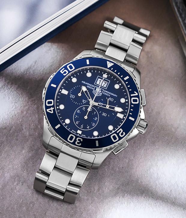 The TAG Heuer Aquaracer is a line of diver watches that can readily endure the most demanding sailing conditions. These watches also boast a stylish, sporty look that makes them perfect for daily wear