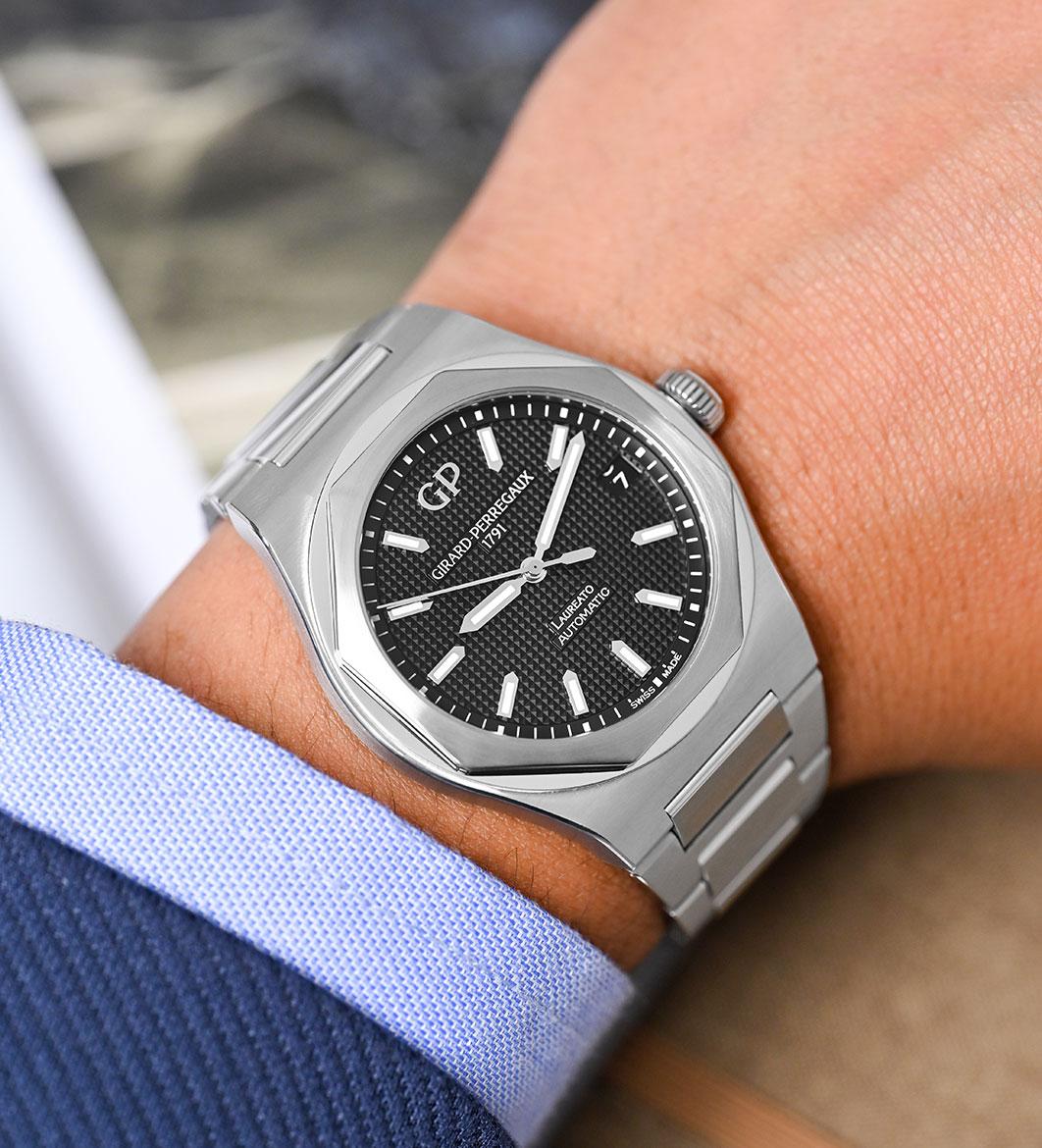 pre-owned Girard-Perregaux Laureato 81010-11-634-11A