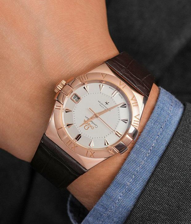 Omega’s Constellation has long been the maison’s signature of sensual elegance. The 38mm rose gold case retains the iconic claws gripping the bezel, while polished edges play with light against a refined brown alligator strap.