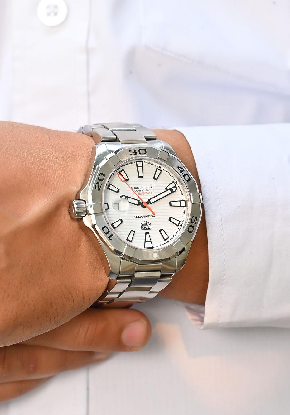 The TAG Heuer Aquaracer is a line of diver watches that can readily endure the most demanding sailing conditions. These watches also boast a stylish, sporty look that makes them perfect for daily wear