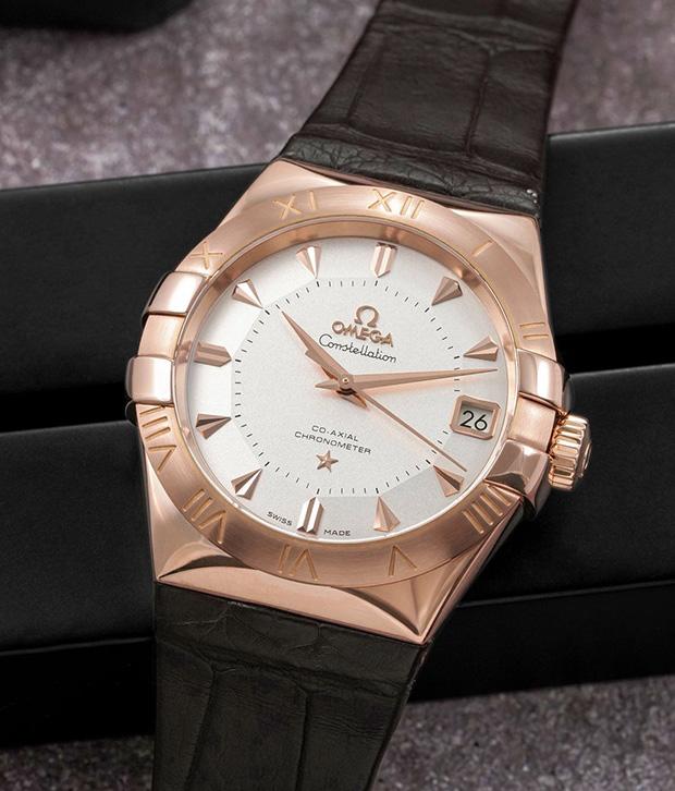 Omega’s Constellation has long been the maison’s signature of sensual elegance. The 38mm rose gold case retains the iconic claws gripping the bezel, while polished edges play with light against a refined brown alligator strap.