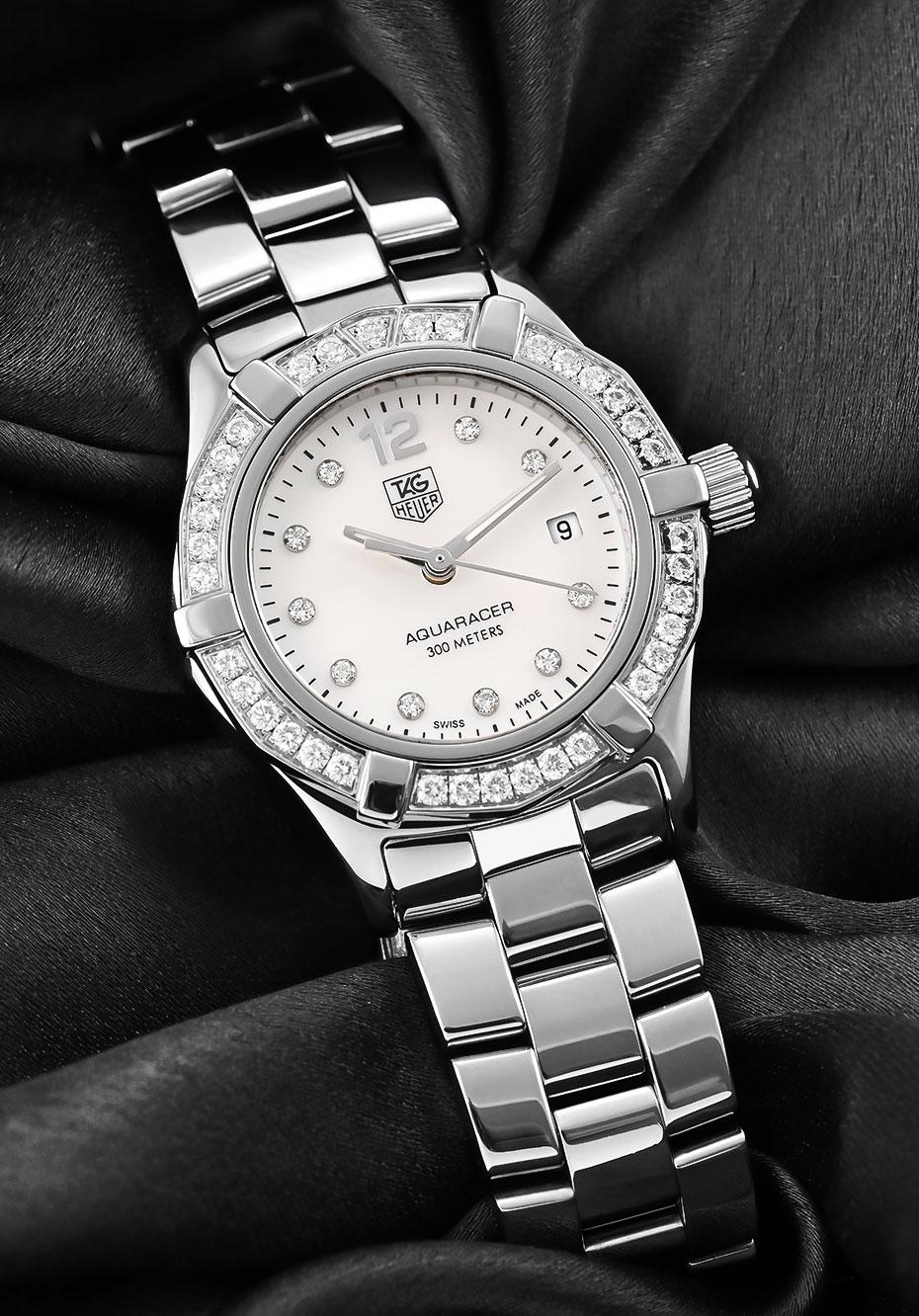 The TAG Heuer Aquaracer is a line of diver watches that can readily endure the most demanding sailing conditions. These watches also boast a stylish, sporty look that makes them perfect for daily wear