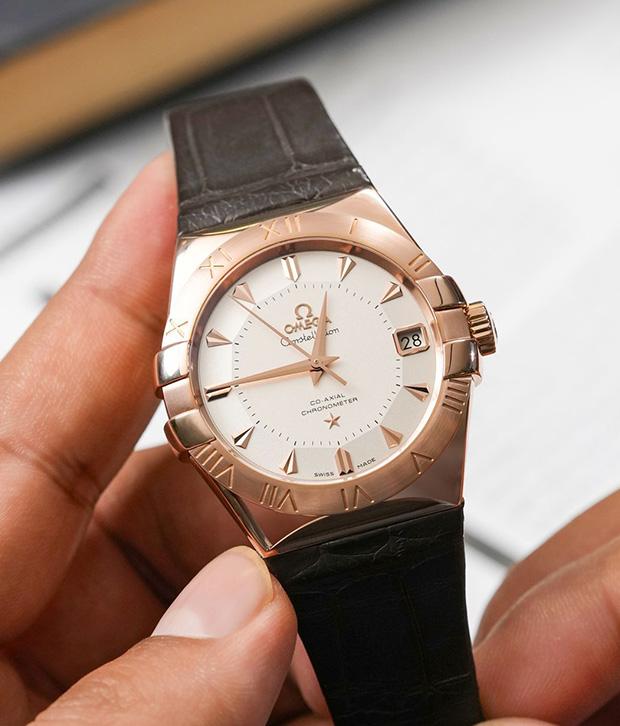 Omega’s Constellation has long been the maison’s signature of sensual elegance. The 38mm rose gold case retains the iconic claws gripping the bezel, while polished edges play with light against a refined brown alligator strap.