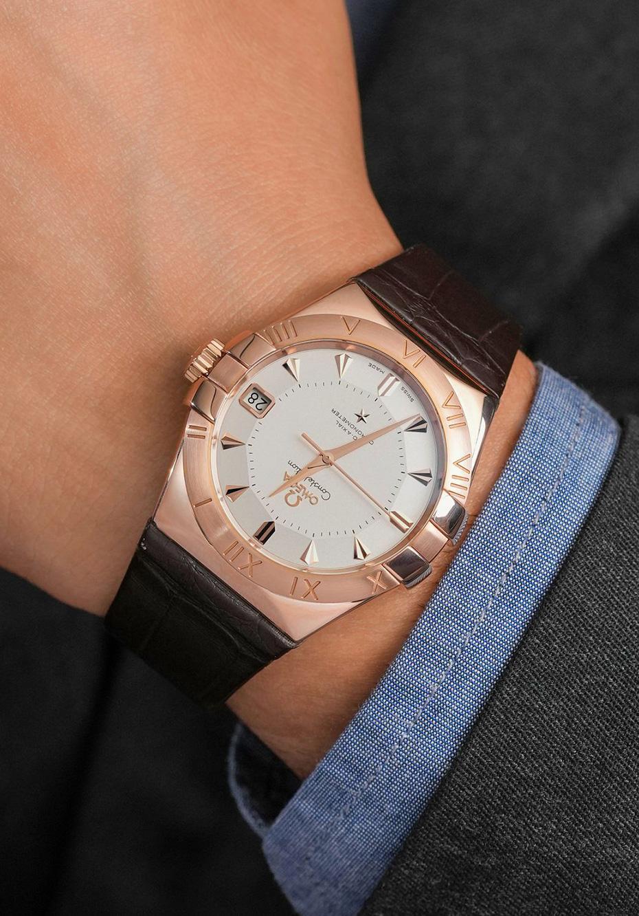 Omega’s Constellation has long been the maison’s signature of sensual elegance. The 38mm rose gold case retains the iconic claws gripping the bezel, while polished edges play with light against a refined brown alligator strap.