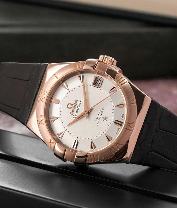 Omega’s Constellation has long been the maison’s signature of sensual elegance. The 38mm rose gold case retains the iconic claws gripping the bezel, while polished edges play with light against a refined brown alligator strap.