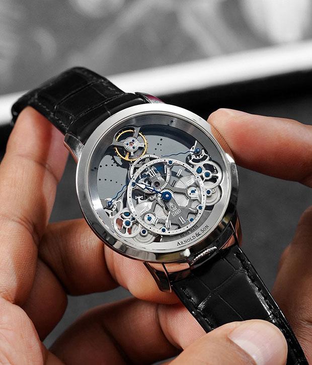 From the timeless round form to the bold asymmetry of avant-garde designs, each case shape carries a distinct identity, shaping the aesthetic and functional character of a timepiece.
