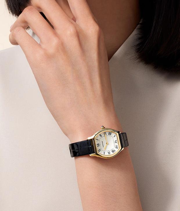The standout technical release from Cartier’s 2026 lineup is easily the Tortue Monopoussoir. Produced in limited numbers across platinum and yellow gold, the watch revives one of Cartier’s most historically important case shapes while integrating a movement designed specifically around the Tortue architecture.