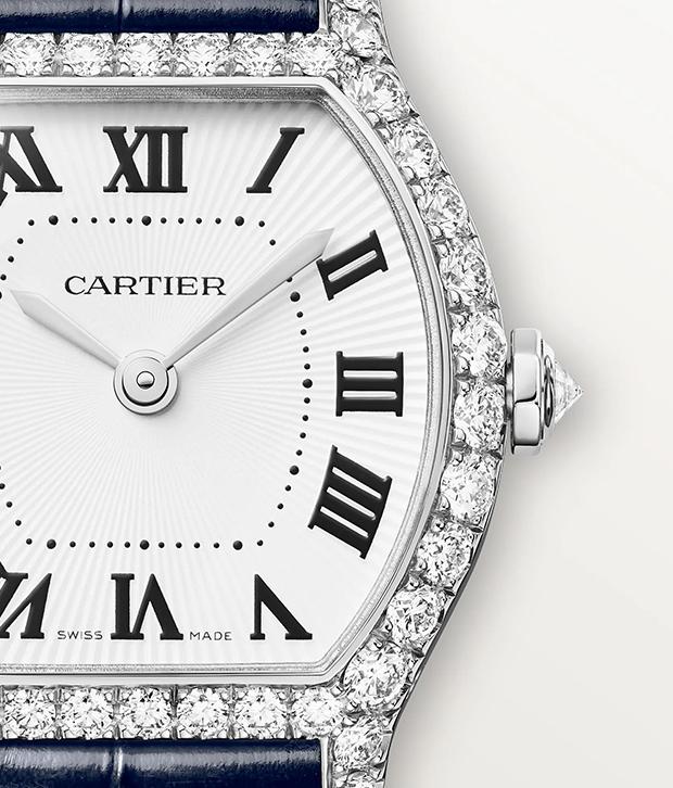 The standout technical release from Cartier’s 2026 lineup is easily the Tortue Monopoussoir. Produced in limited numbers across platinum and yellow gold, the watch revives one of Cartier’s most historically important case shapes while integrating a movement designed specifically around the Tortue architecture.
