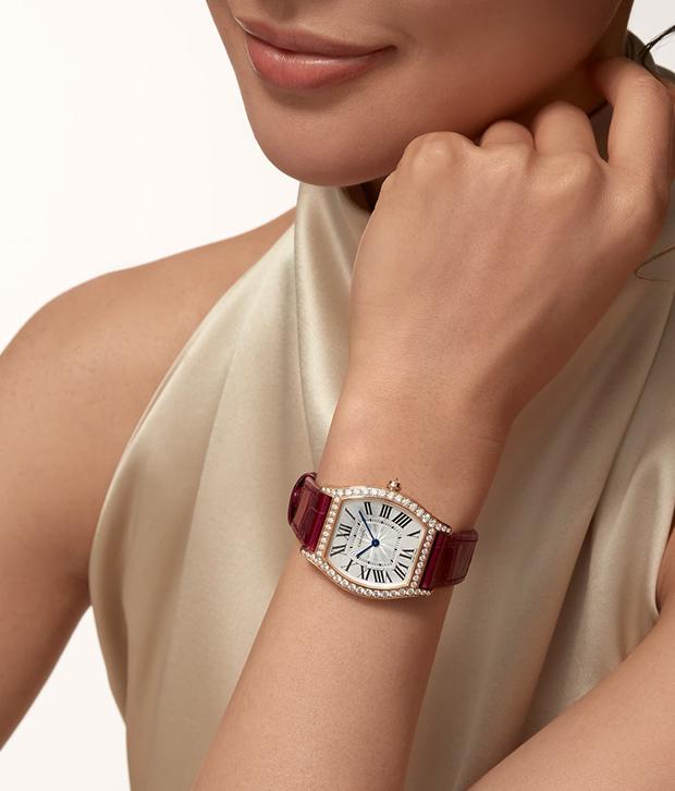 The standout technical release from Cartier’s 2026 lineup is easily the Tortue Monopoussoir. Produced in limited numbers across platinum and yellow gold, the watch revives one of Cartier’s most historically important case shapes while integrating a movement designed specifically around the Tortue architecture.