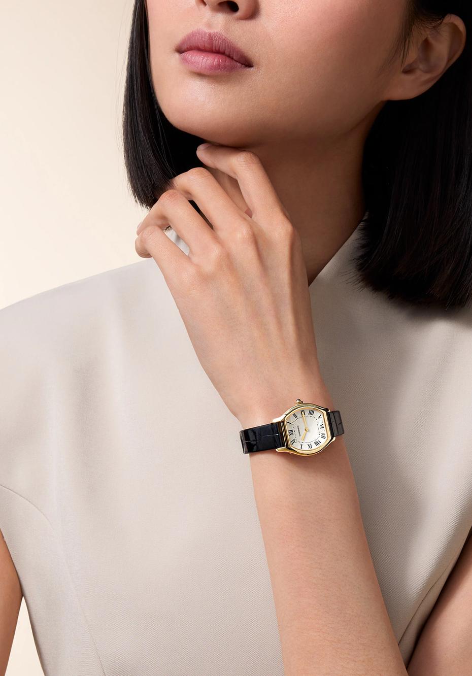 The standout technical release from Cartier’s 2026 lineup is easily the Tortue Monopoussoir. Produced in limited numbers across platinum and yellow gold, the watch revives one of Cartier’s most historically important case shapes while integrating a movement designed specifically around the Tortue architecture.