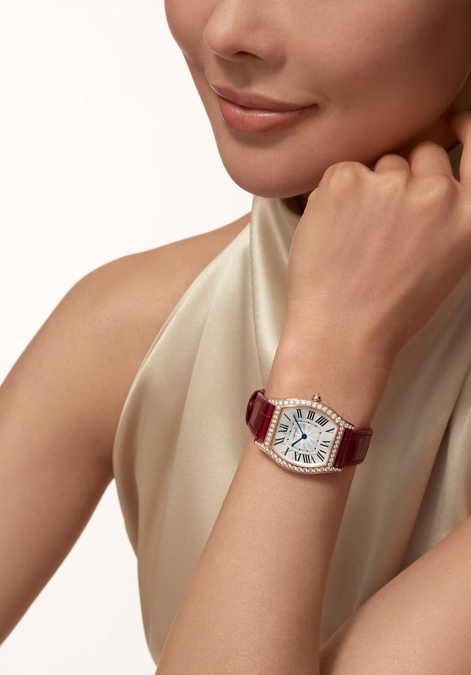 The standout technical release from Cartier’s 2026 lineup is easily the Tortue Monopoussoir. Produced in limited numbers across platinum and yellow gold, the watch revives one of Cartier’s most historically important case shapes while integrating a movement designed specifically around the Tortue architecture.